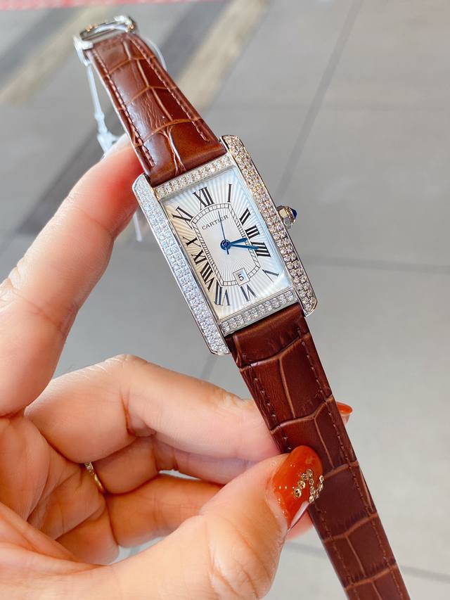 白壳 玫瑰金 钻+50 卡地亚-Cartier Tank Am Ricaine腕表中号表款卡家经典之作 采用精钢表壳 进口石英机芯 顶级高密度矿物质镜面 剑形蓝